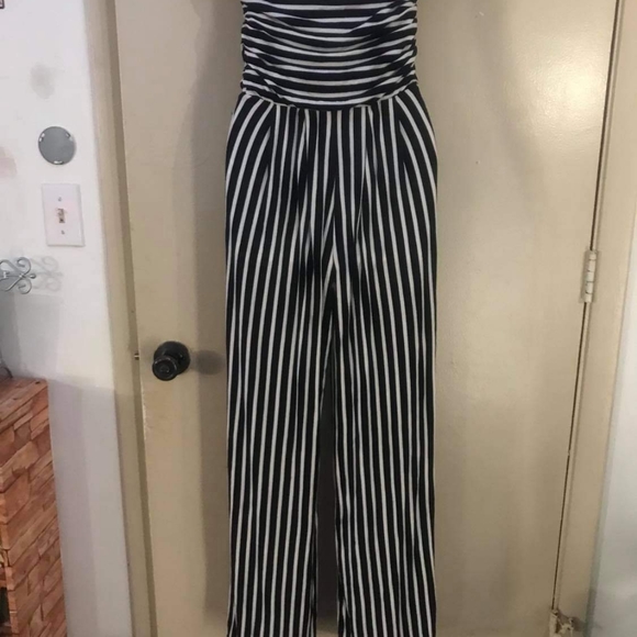 Heart hips brand size small romper - Picture 2 of 4